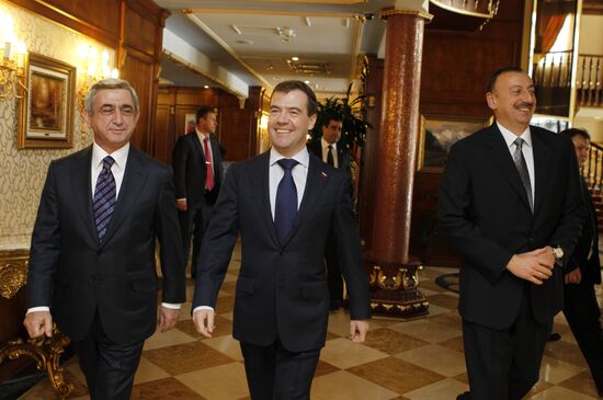 Д.Медведев встретился с С.Саргсяном и И.Алиевым