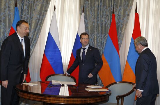 Д.Медведев встретился с С.Саргсяном и И.Алиевым