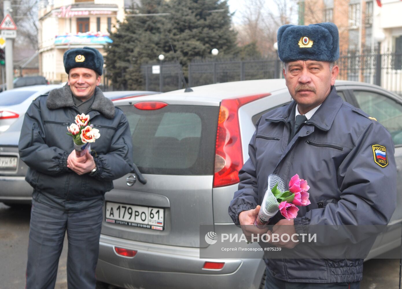 Сотрудники ГИБДД Ростова-на-Дону поздравляют женщин-водителей