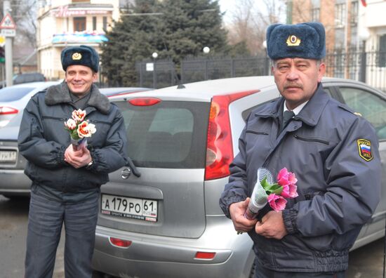 Сотрудники ГИБДД Ростова-на-Дону поздравляют женщин-водителей