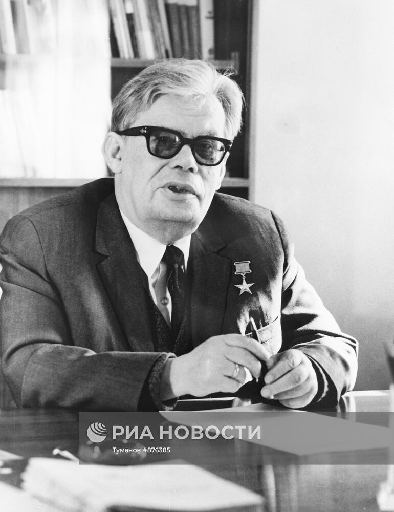 Академик Н. Н. Боголюбов