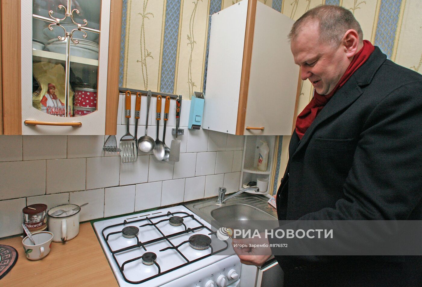 Николай Цуканов зажигает конфорку газовой плиты