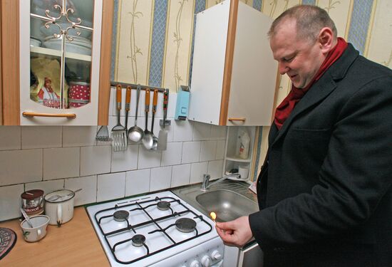 Николай Цуканов зажигает конфорку газовой плиты