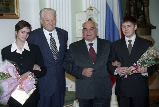 Б. Н. Ельцин и журналисты Н. Минц, И. Рябов и В. М. Песков