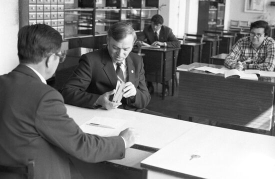 Шахтер на экзамене в Донецком политехническом институте