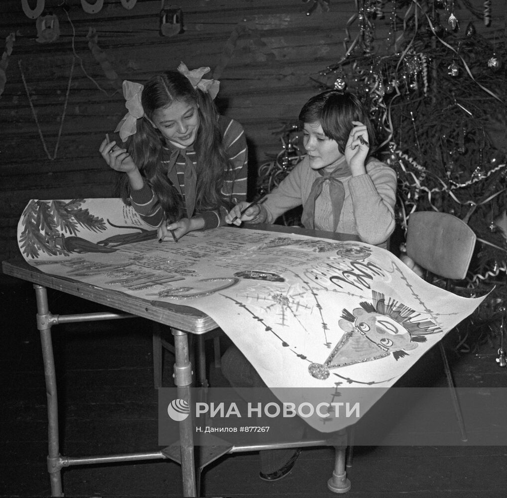 Ирина и Галина Ходропетные выпускают свежий номер газеты