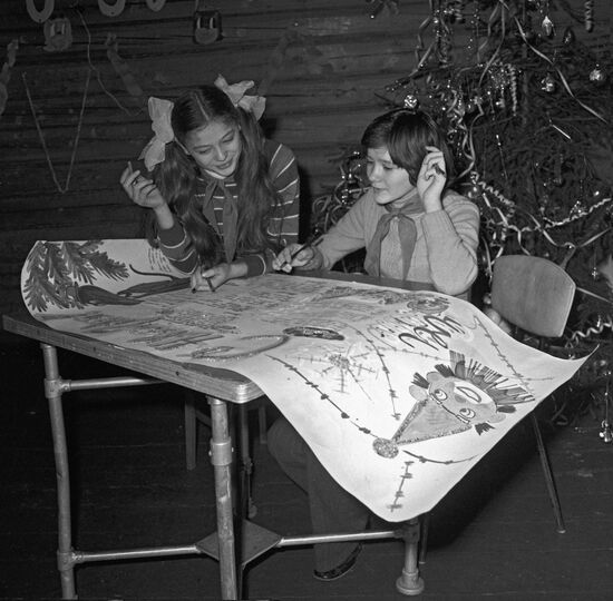 Ирина и Галина Ходропетные выпускают свежий номер газеты