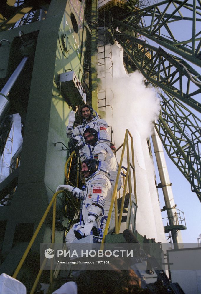 Члены экипажа космического корабля "Союз ТМ-6" перед стартом