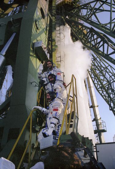 Члены экипажа космического корабля "Союз ТМ-6" перед стартом
