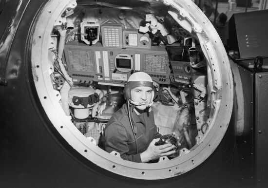 В. Н. Кубасов в макете корабля "Союз-19"