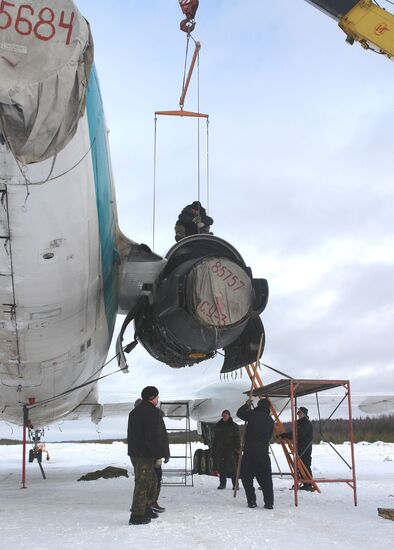 Подготовка к взлету самолета Ту-154М после аварийной посадки
