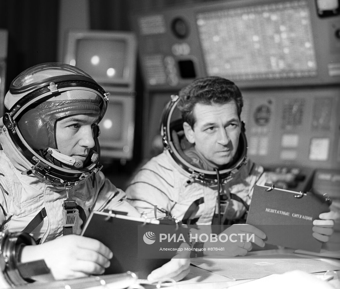 Подготовка к полету космического корабля "Союз-18"