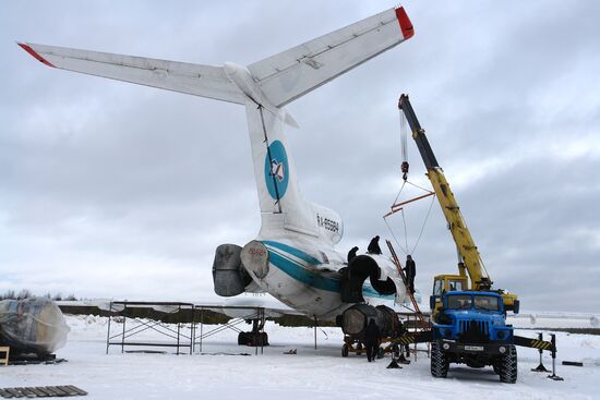 Подготовка к взлету самолета Ту-154М после аварийной посадки