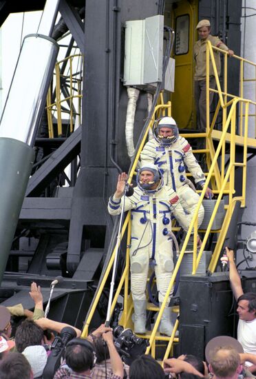 Космонавты Б. Волынов и В. Жолобов перед стартом "Союз-21"