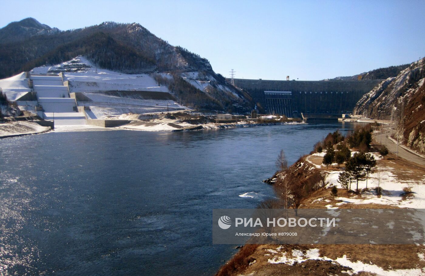 Плотина Саяно-Шушенской ГЭС через реку Енисей