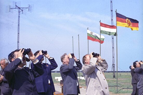 Польские и советские специалисты наблюдают запуск спутника