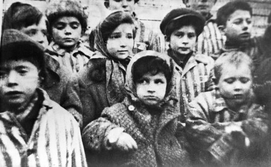 Дети освобожденные из лагеря "Освенцим"