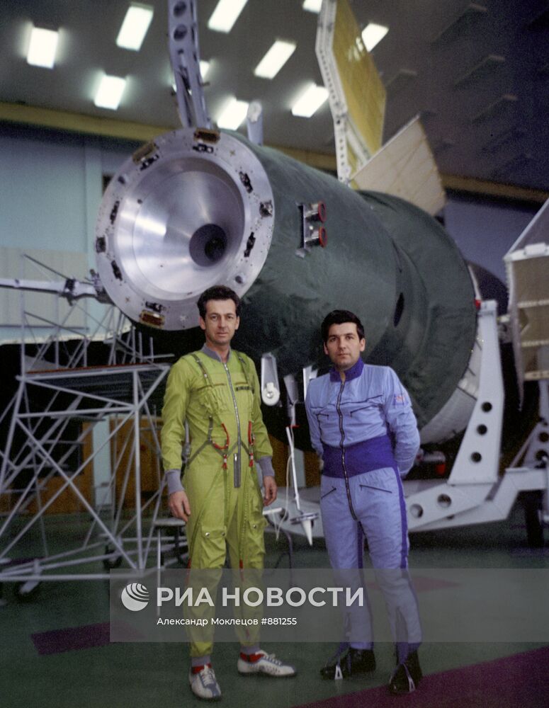 Подготовка к полету космического корабля "Союз-18"