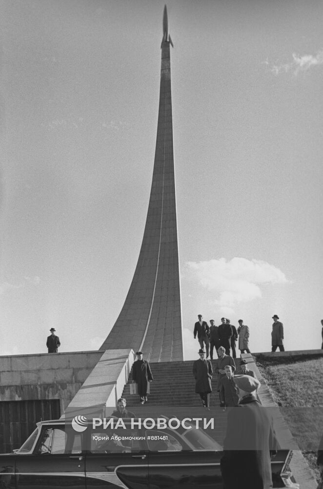 Монумент "Покорителям космоса" на ВДНХ в Москве