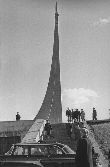 Монумент "Покорителям космоса" на ВДНХ в Москве