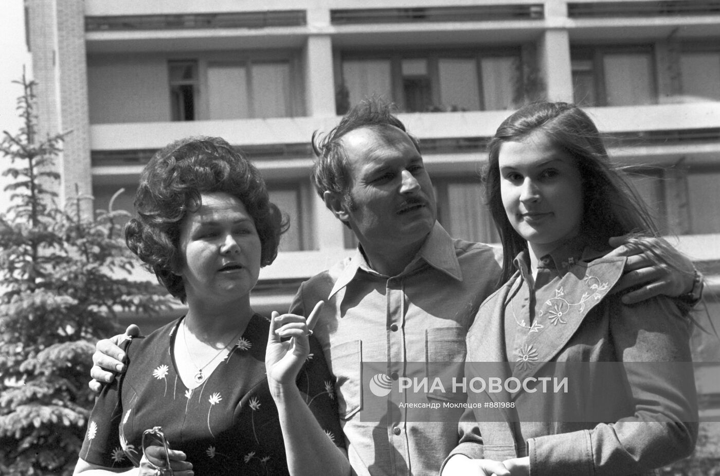 Космонавт В. Жолобов с женой и дочерью