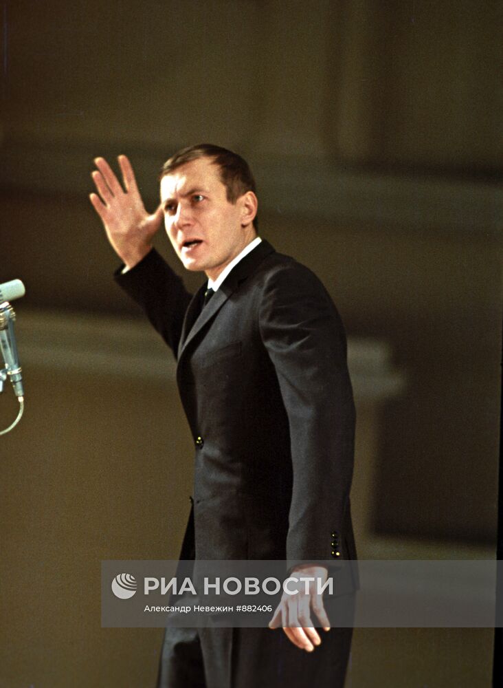 Поэт Евгений Евтушенко во время выступления