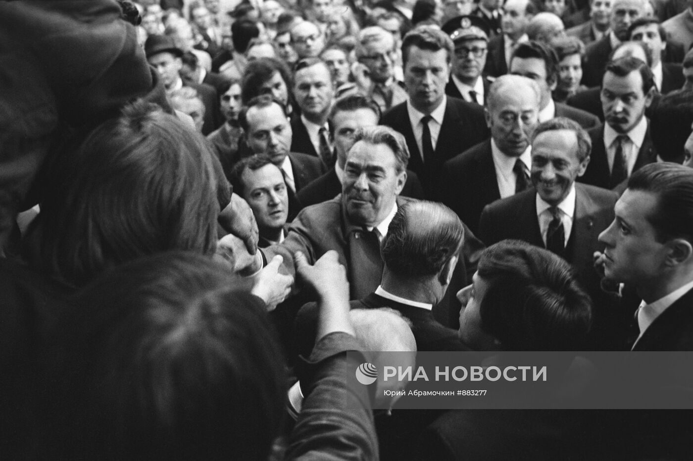 Генеральный секретарь ЦК КПСС Леонид Ильич Брежнев в Париже