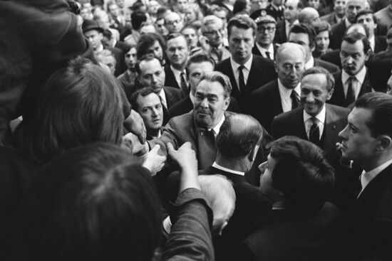 Генеральный секретарь ЦК КПСС Леонид Ильич Брежнев в Париже
