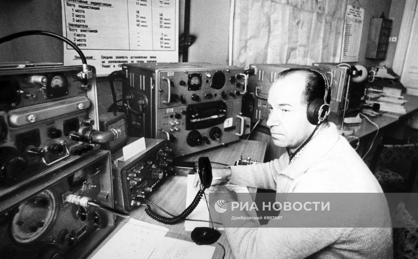 Виктор Заруба за пультом бортовой аппаратуры