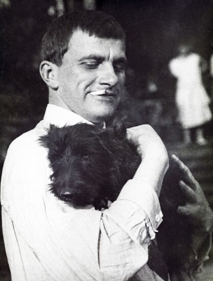 Владимир Маяковский c собакой