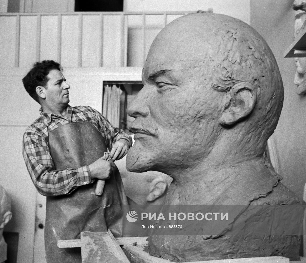 Скульптор В. Г. Стамов