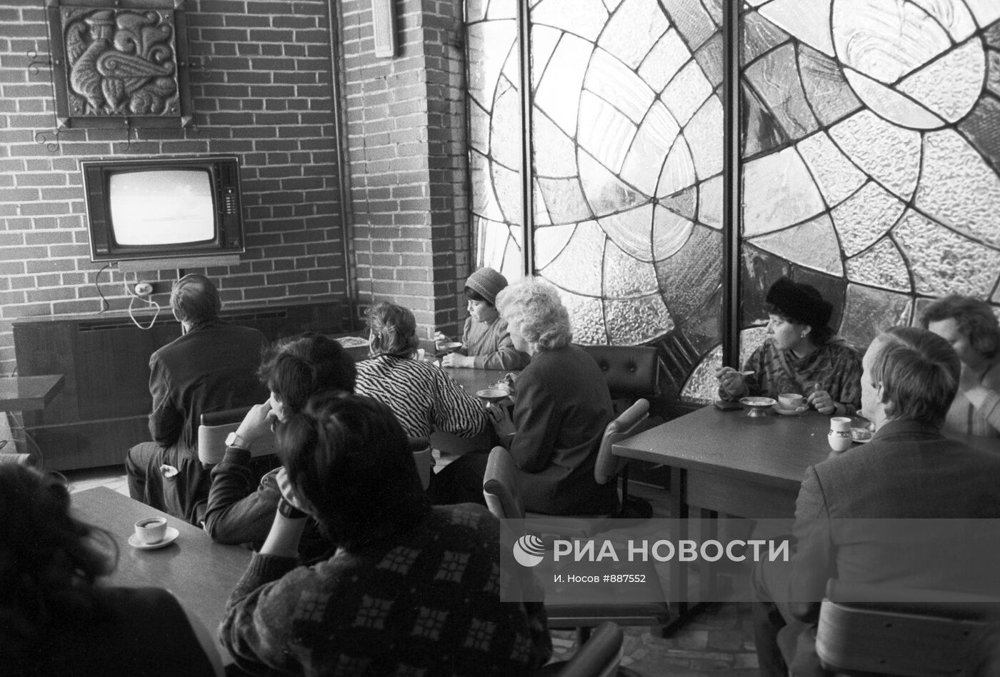 Посетители в кафе-мороженом