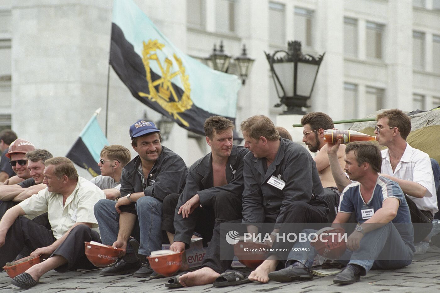 Шахтерский пикет на Горбатом мосту у Белого дома | РИА Новости Медиабанк