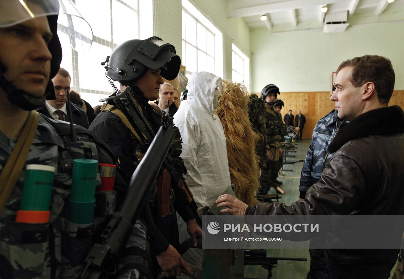 Д.Медведев посетил базу отряда ОМОН "Зубр" в Подмосковье