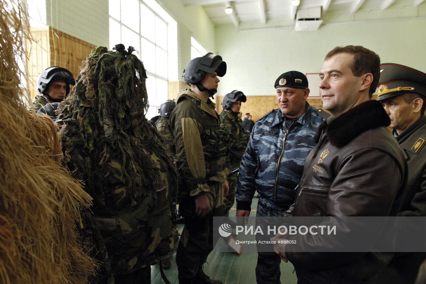 Д.Медведев посетил базу отряда ОМОН "Зубр" в Подмосковье