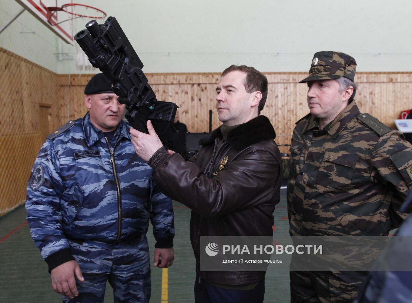 Д.Медведев посетил базу отряда ОМОН "Зубр" в Подмосковье