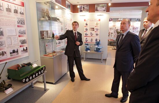 Владимир Путин посетил музей истории ОАО "Воткинский завод"