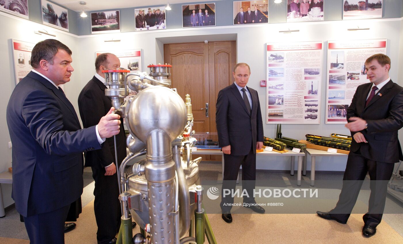 Владимир Путин посетил музей истории ОАО "Воткинский завод"