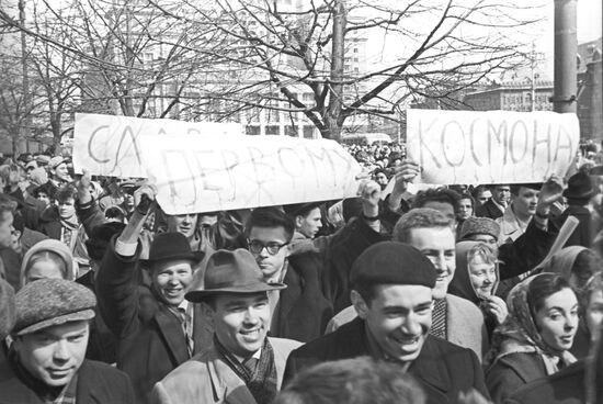 Москвичи на демонстрации в честь полета Юрия Гагарина в космос