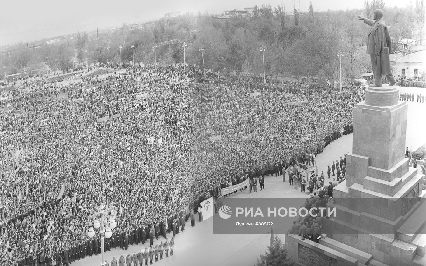 Митинг в Ташкенте в честь полета в космос Юрия Гагарина