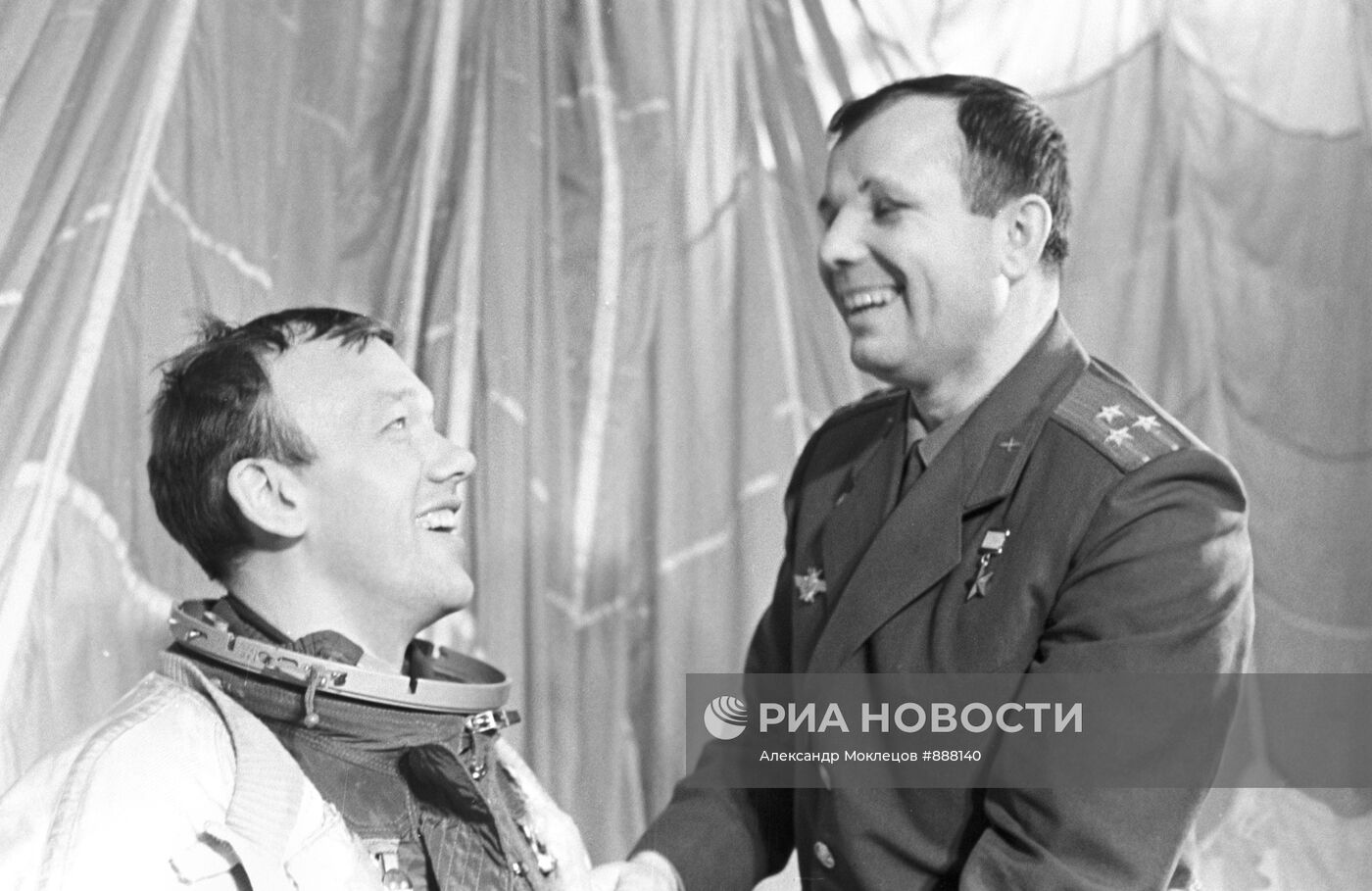 Космонавты Ю. Гагарин и А. Елисеев