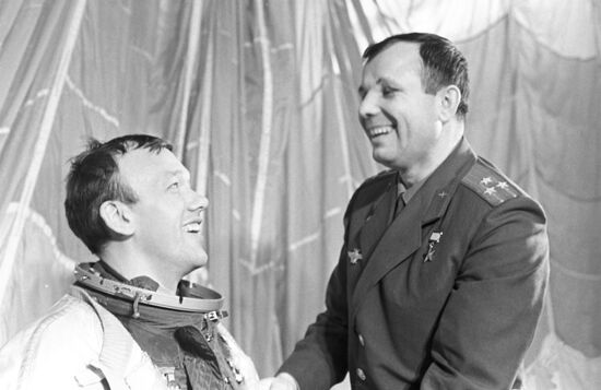 Космонавты Ю. Гагарин и А. Елисеев