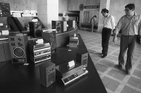 Покупатели в торговом зале магазина "Орбита"