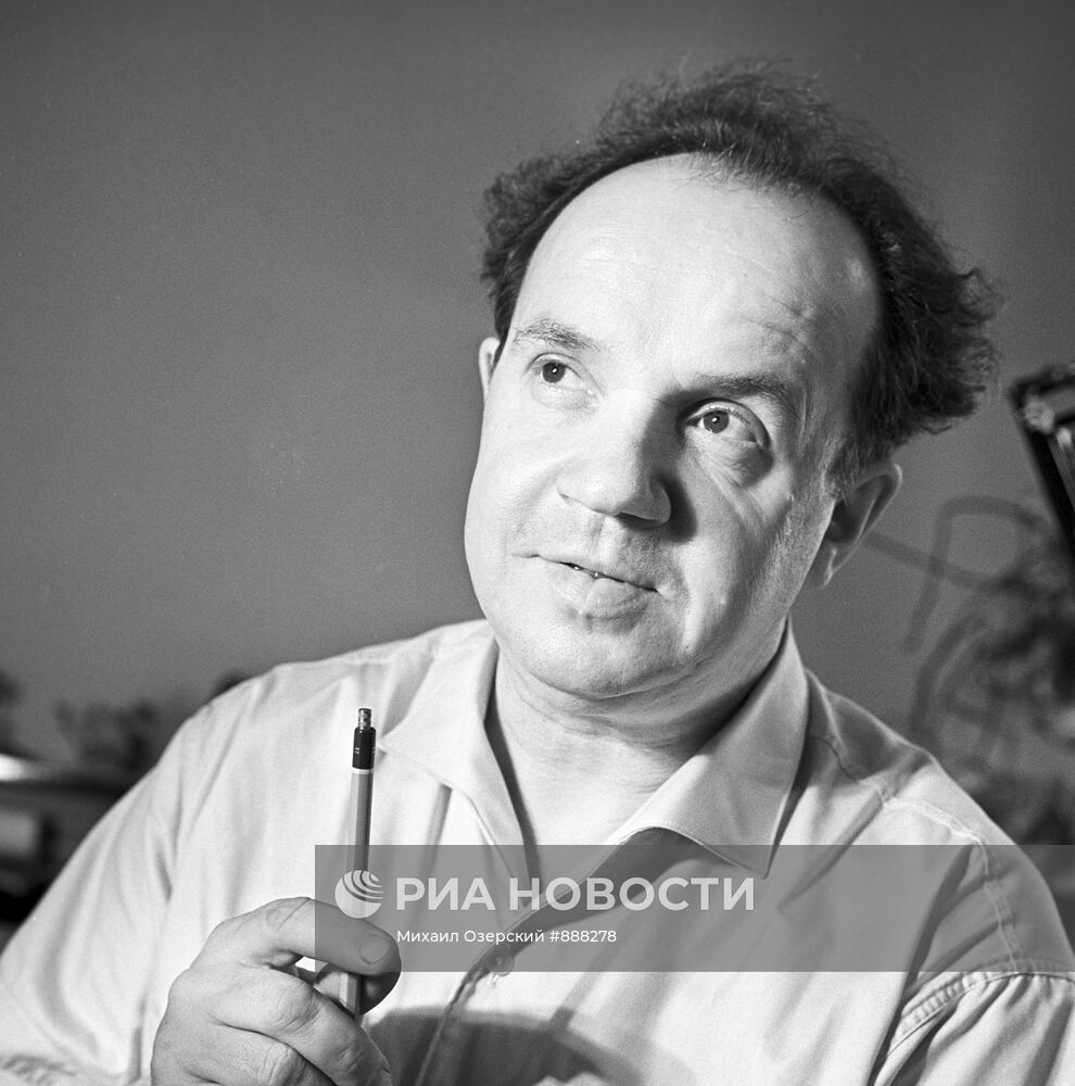 Николай Жуков в своей мастерской