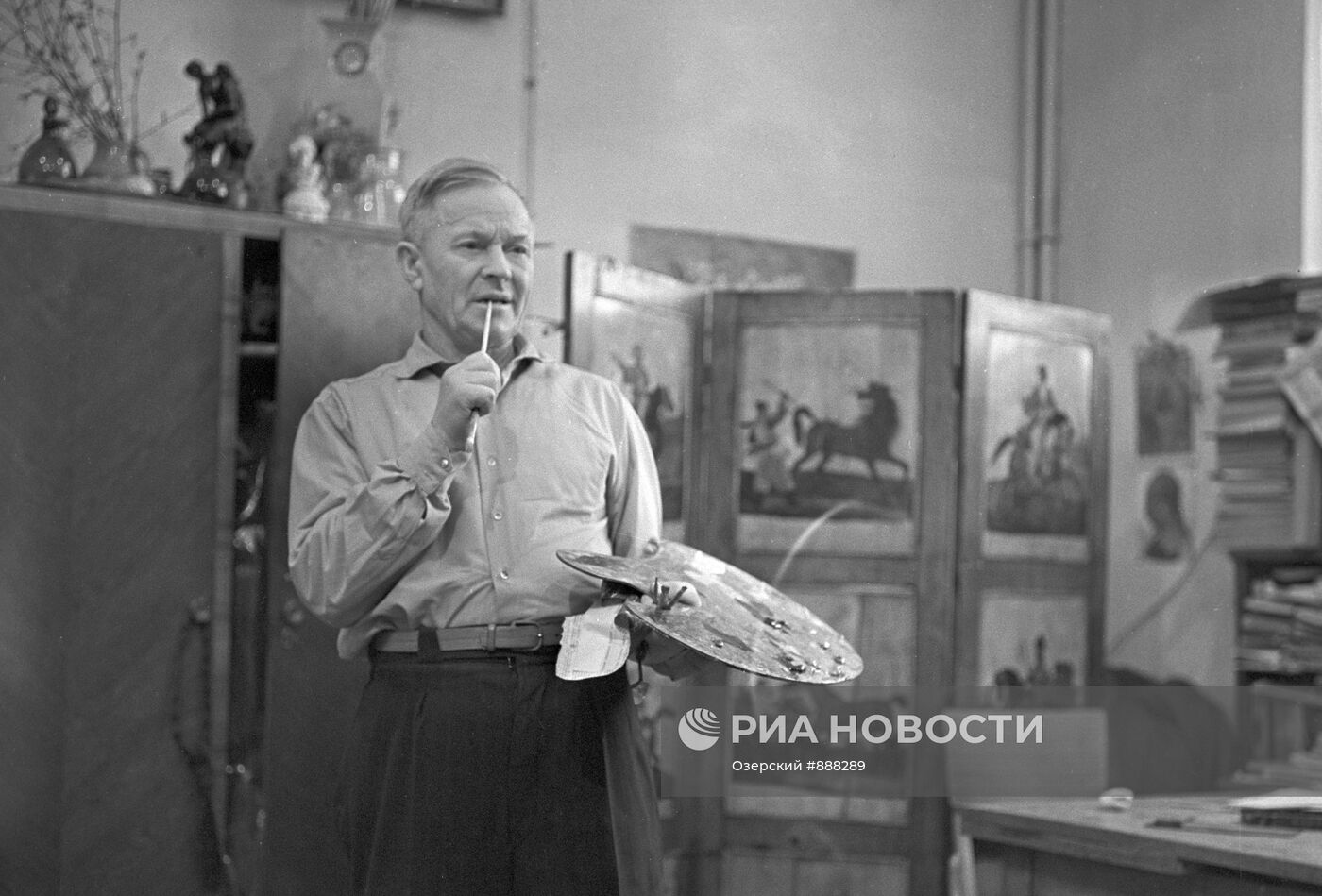 Аркадий Пластов во время работы над картиной
