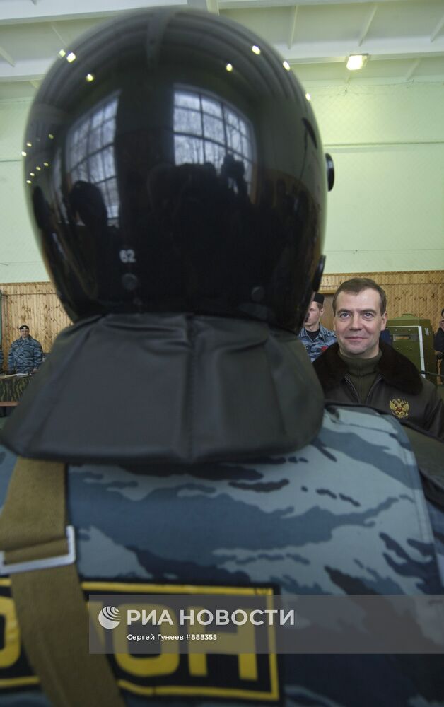 Д.Медведев посетил базу отряда ОМОН "Зубр" в Подмосковье