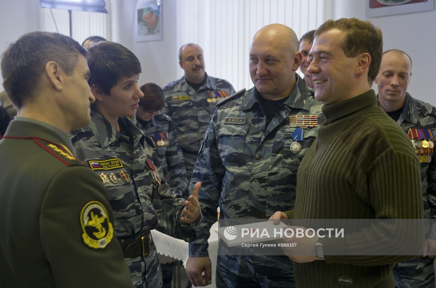 Д.Медведев посетил базу отряда ОМОН "Зубр" в Подмосковье