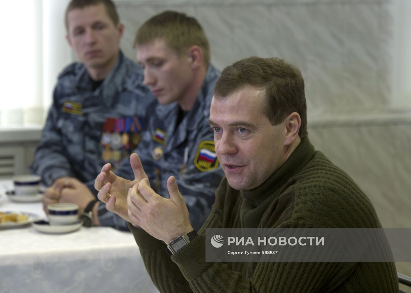 Д.Медведев посетил базу отряда ОМОН "Зубр" в Подмосковье