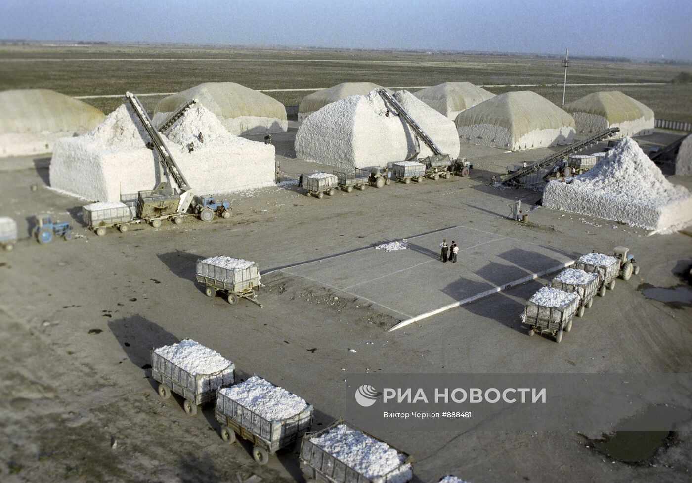 Хлопкозаготовительный пункт в Джизакской степи