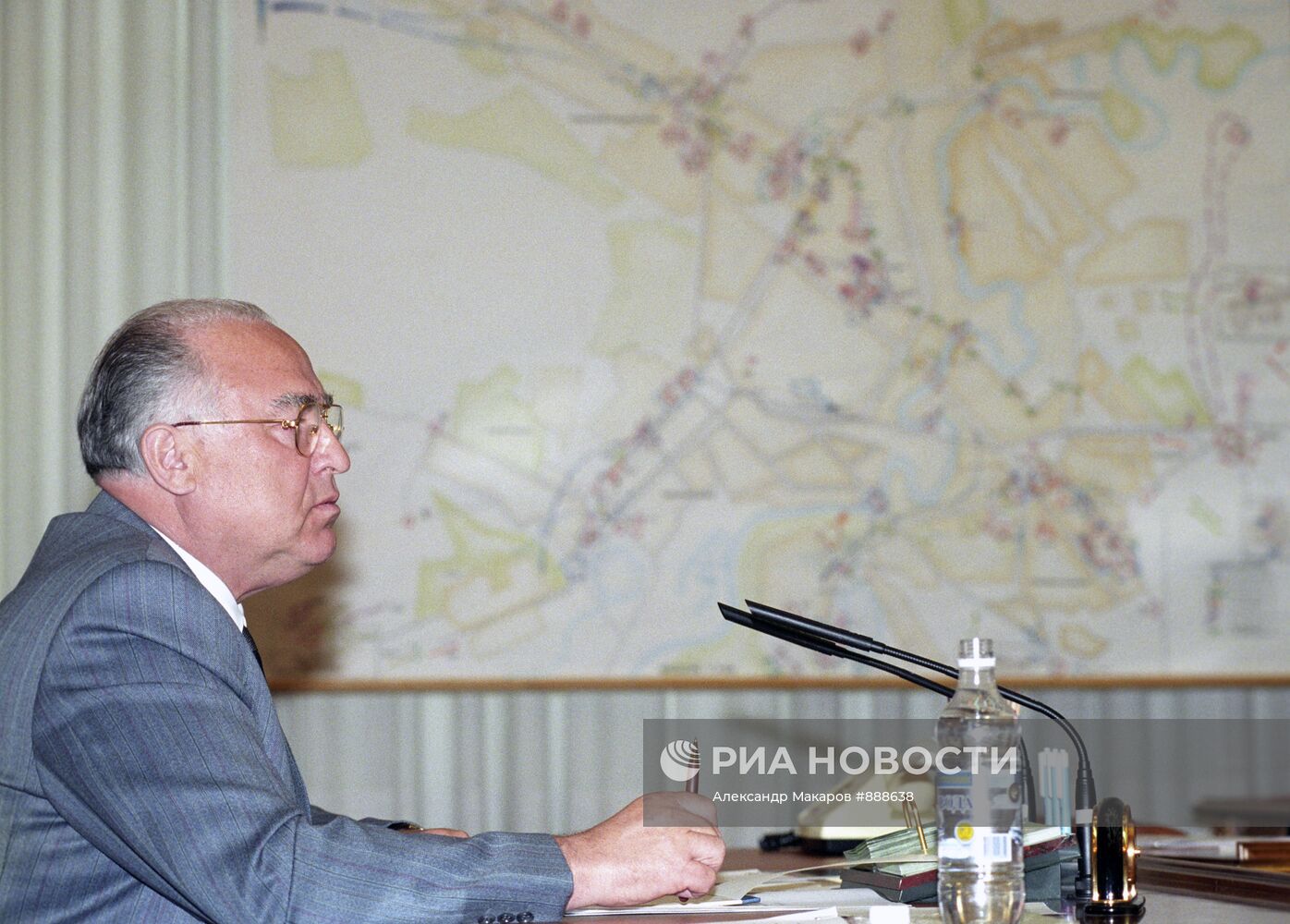 В. С. Черномырдин на комиссии по урегулированию кризиса в Чечне